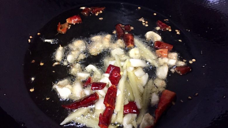 爆炒茄子,油烧热，放入辣椒，蒜苗和姜丝爆香