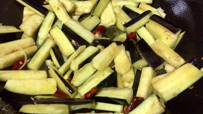 爆炒茄子,放入茄子快速翻炒均匀