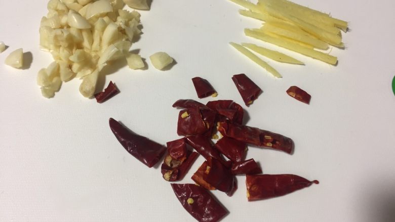 爆炒茄子,生姜切丝，蒜切成末，干辣椒切段去籽