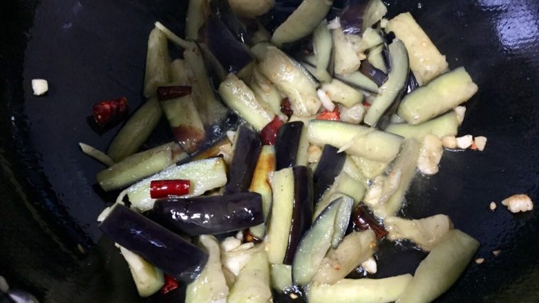 爆炒茄子,差不多软了加入<a style='color:red;display:inline-block;' href='/shicai/ 788'>生抽</a>，盐和<a style='color:red;display:inline-block;' href='/shicai/ 756'>鸡精</a>翻炒均匀