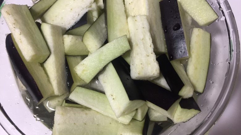 爆炒茄子,再切成这样的小段，放入水