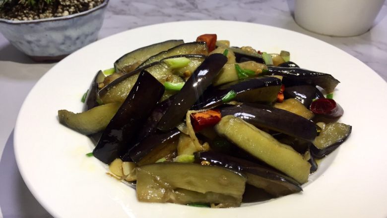 爆炒茄子,端上桌，配上米饭，够辣够爽，我可以吃下这一盘.🙈🙈🙈