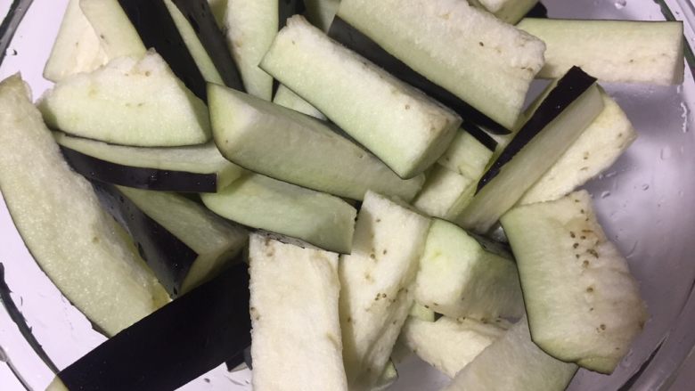 爆炒茄子,茄子从盐水盆中捞起沥干