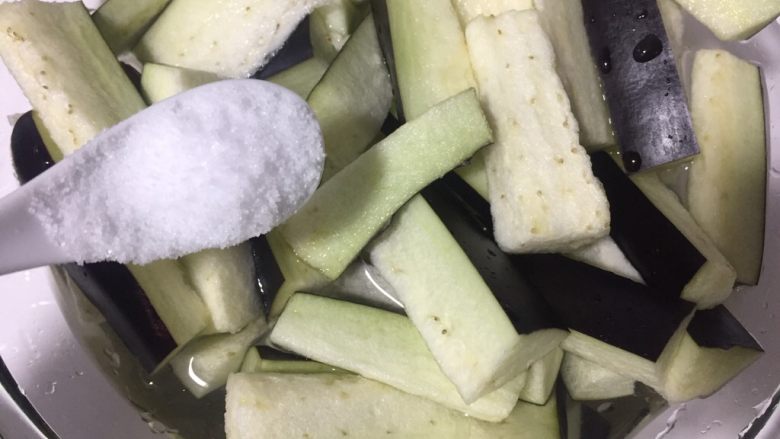 爆炒茄子,加入一勺盐在茄子中浸泡10分钟，这样茄子没有那么吸油