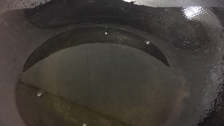 爆炒茄子,锅里放油，要比平常炒菜多一些的食用油