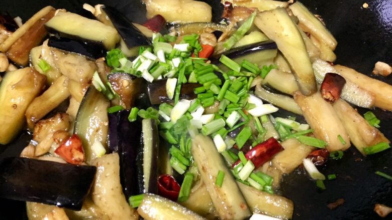 爆炒茄子,再加入小葱翻炒均匀即可