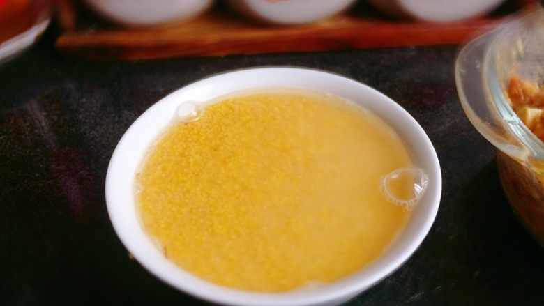 小米冬笋肉丸,<a style='color:red;display:inline-block;' href='/shicai/ 493'>小米</a>洗净泡水,超过一小时就可以了。