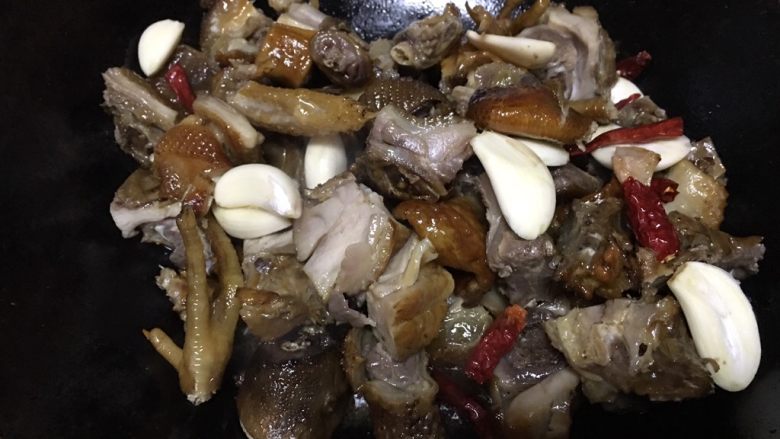干锅腊鸡~炖香菇,再下蒜头,姜,和干辣椒炒香