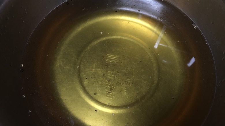 干锅腊鸡~炖香菇,泡发后的香菇水留用,底部杂质不要就可以