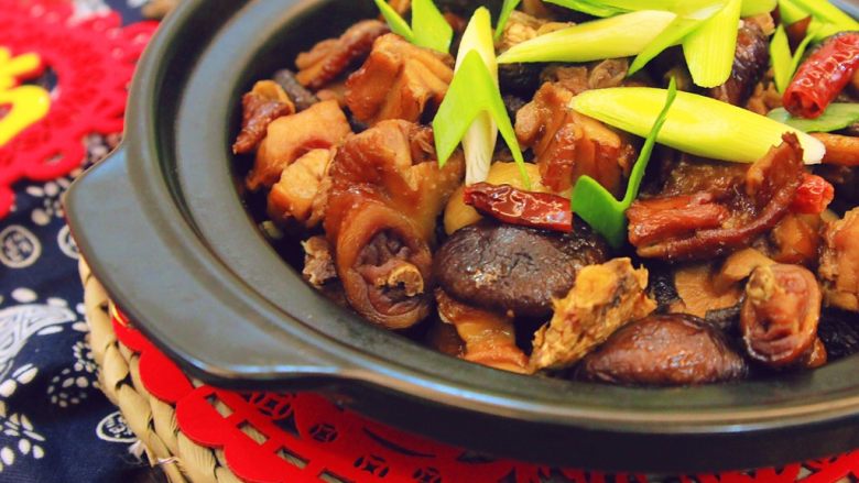 干锅腊鸡~炖香菇,来个特写