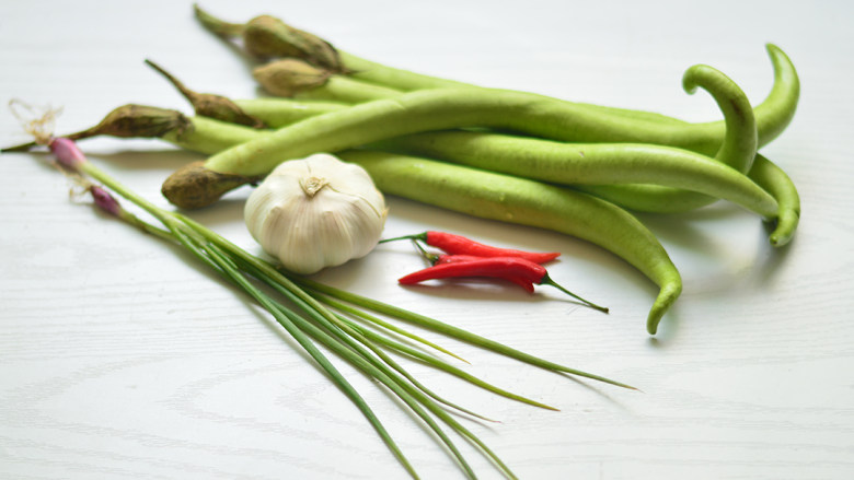 蒜蓉手撕茄子,材料准备好