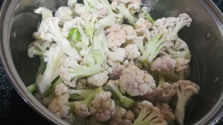 好下饭,更好下酒的炒花菜,水开后,倒入花菜焯水