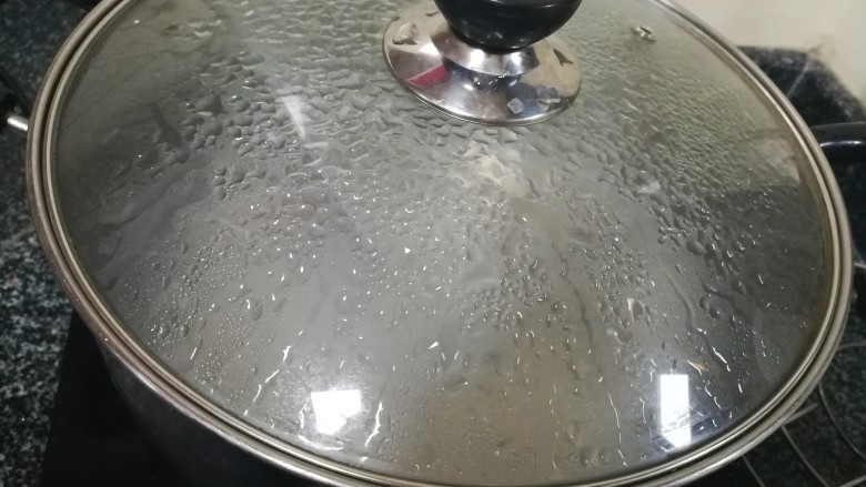 好下饭,更好下酒的炒花菜,烧水焯花菜,这期间可以切花菜