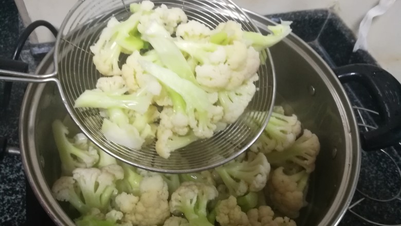 好下饭,更好下酒的炒花菜,漏勺捞起花菜