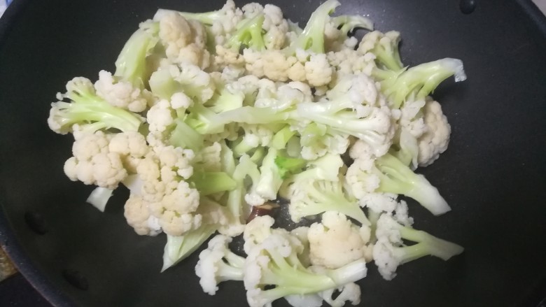 好下饭,更好下酒的炒花菜,煸炒出香味后倒入花菜