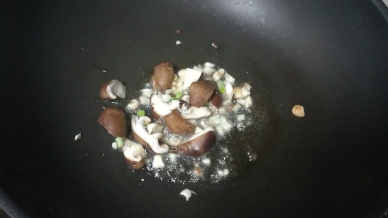 好下饭,更好下酒的炒花菜,热锅倒油,加入葱白,香菇