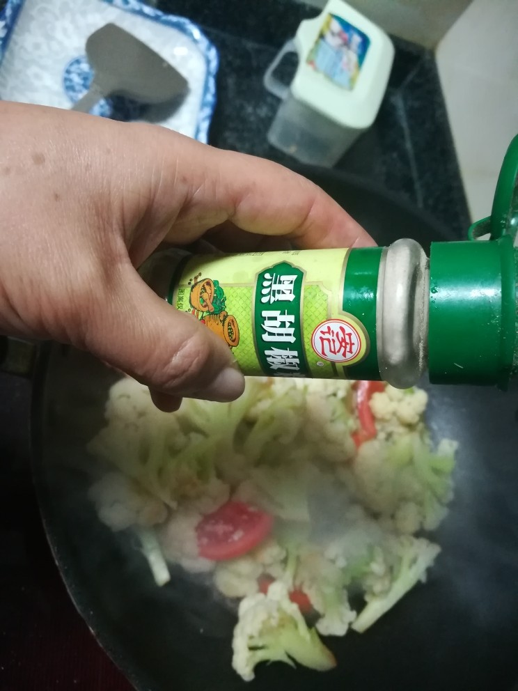 好下饭,更好下酒的炒花菜,加点黑胡椒粉。