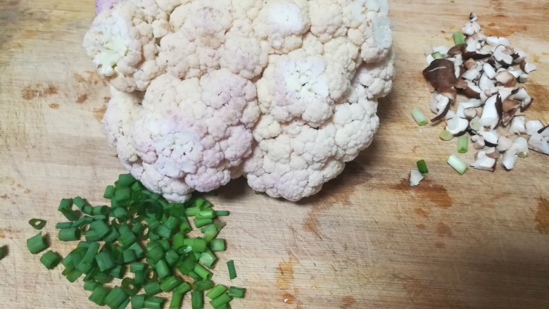 好下饭,更好下酒的炒花菜,食材合影,葱白和香菇一起,葱绿最后下。