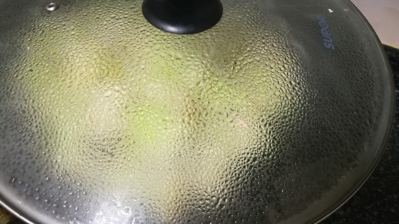 好下饭,更好下酒的炒花菜,盖盖煮会儿。