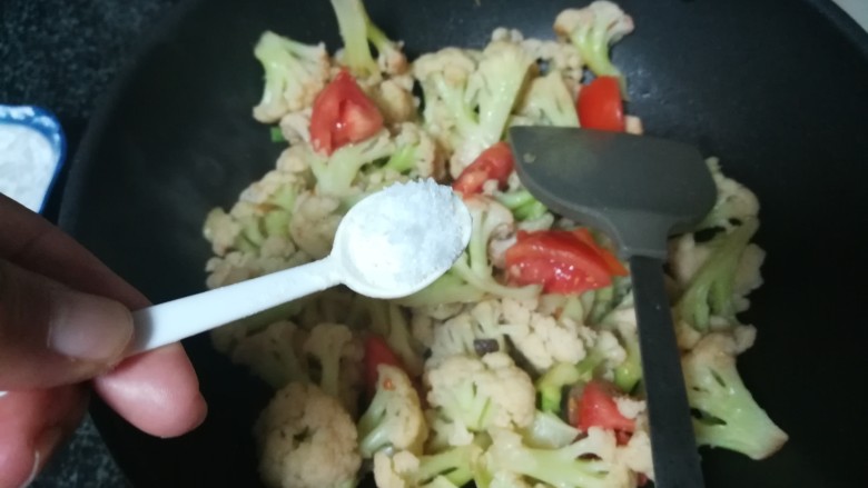 好下饭,更好下酒的炒花菜,加入盐巴
