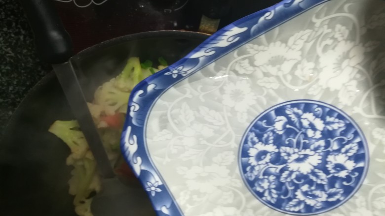 好下饭,更好下酒的炒花菜,再加一点水,让调料化开来。