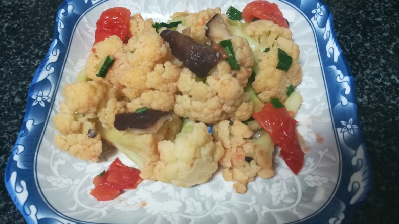 好下饭,更好下酒的炒花菜,成品图。
其实我们今晚吃掉的,至少是这两倍的量,真心好吃哦。