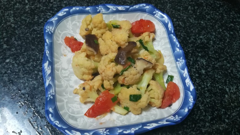 好下饭,更好下酒的炒花菜,成品图。
花菜,下饭菜,更和酒更配哦,有花菜就要有酒配,不然是种浪费,哈哈。