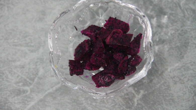 奥利奥火龙果酸奶杯,先切四分之一个<a style='color:red;display:inline-block;' href='/shicai/ 608'>火龙果</a>,切成碎丁