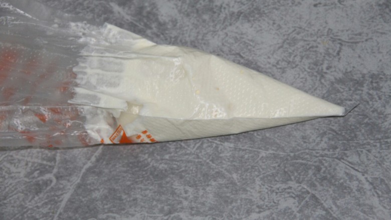 奥利奥火龙果酸奶杯,用裱花袋装上,前面剪一个小口