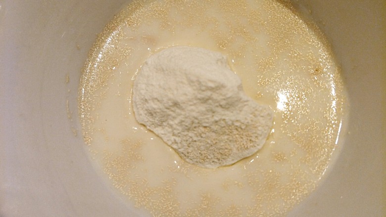 超级柔软的中种蜂蜜牛奶早餐包,把发酵种的材料放在一起,放在室温18度左右的地方,一晚上就可以了。夏天的时候减少时间