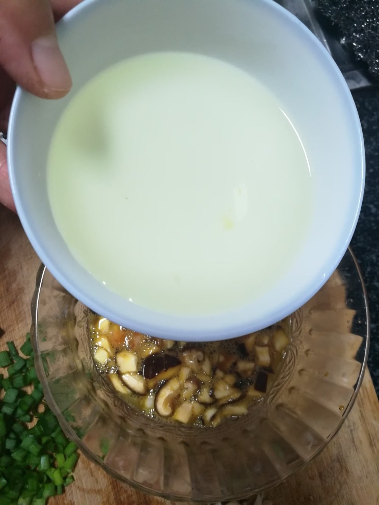 香喷喷的香菇鸡蛋羹,加温水,加温水,加温水。
冷水或开水都不好,会让蛋羹太老,只能是温水。