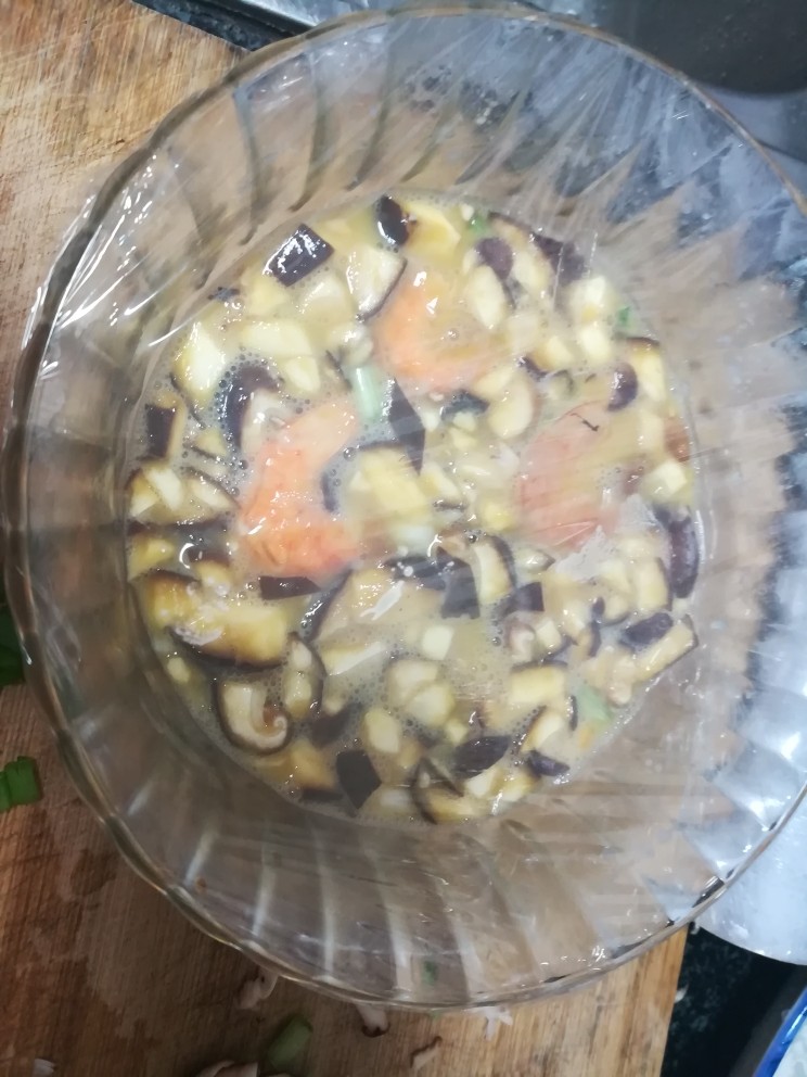 香喷喷的香菇鸡蛋羹,盖上保鲜膜,这样鸡蛋羹更嫩滑。