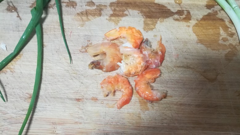 香喷喷的香菇鸡蛋羹,烧水的过程处理各种食材,虾干去头尾,假装是虾仁。