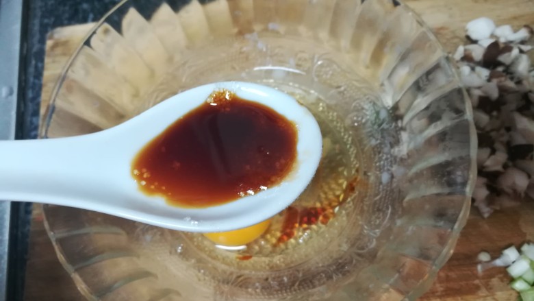 香喷喷的香菇鸡蛋羹,打开鸡蛋,加入<a style='color:red;display:inline-block;' href='/shicai/ 864'>蒸鱼豉油</a>