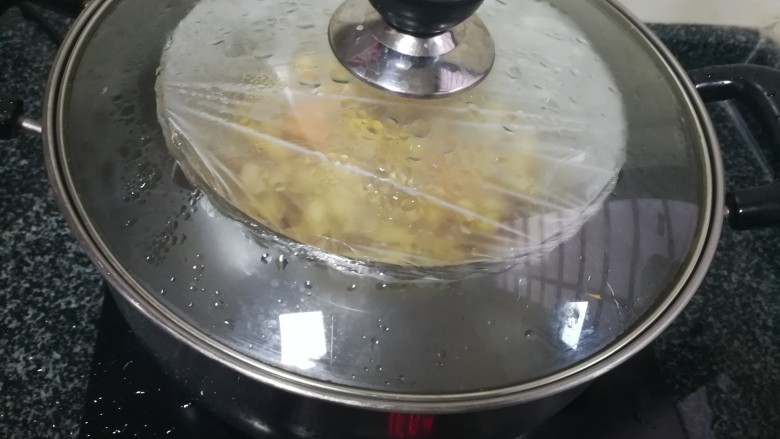 香喷喷的香菇鸡蛋羹,开水下锅,开水下锅,蒸15分钟。