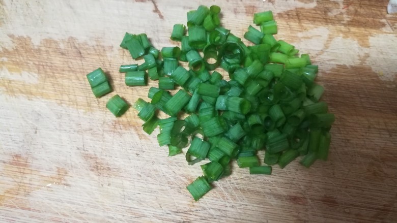 香喷喷的香菇鸡蛋羹,葱切碎,分葱白和蒜绿哦。