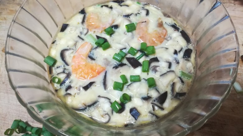 香喷喷的香菇鸡蛋羹,成品图,真的是香喷喷的呢,盖子一打开就是香气四溢,让人忍不住想吃。