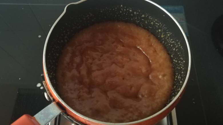 焦糖海盐玛德琳,关火并倒入沸腾的淡奶油。倒入以后,糖浆会激烈地沸腾,要小心被烫到哦(所以前面提示煮糖的锅要深一点)