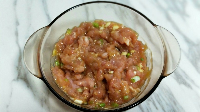 年初五&鲜肉馅饼,用筷子顺时针搅拌均匀,静止10分钟。