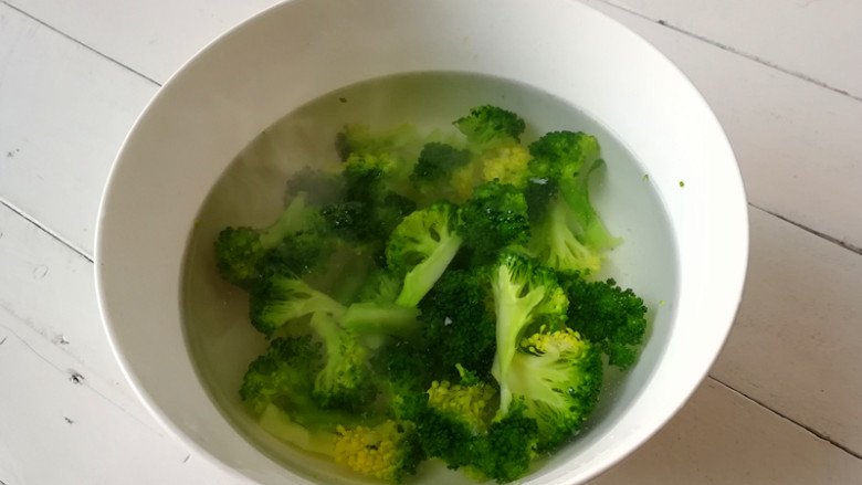 【海鲜沙拉】,捞出放在冷水中投凉,捞出控水待用