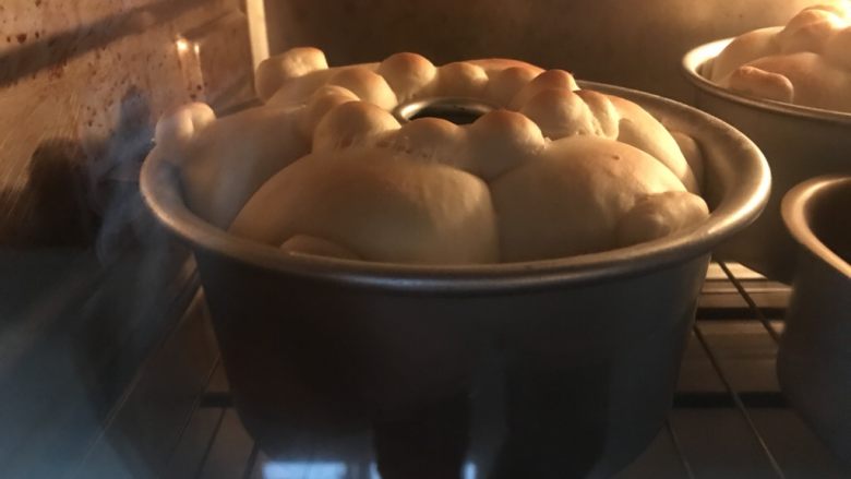 旺旺挤挤包,二发完成后,烤箱预热160度,中下层烘焙20分钟(上色后要及时盖上锡纸),取出后放凉脱模