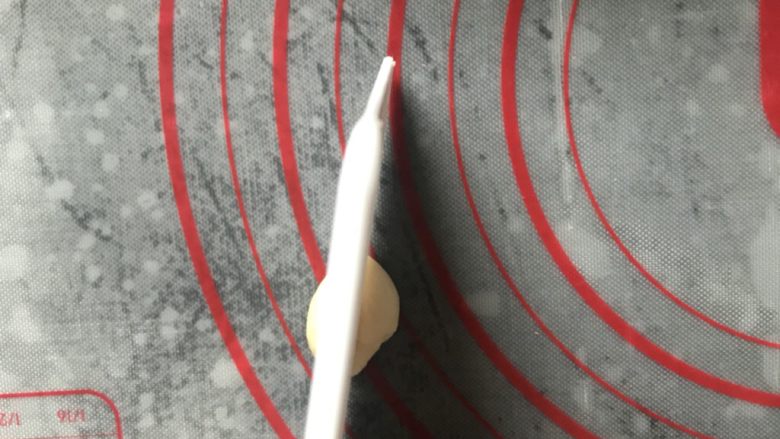 旺旺挤挤包,切一个3克的面团,揉圆后从中间切成两半