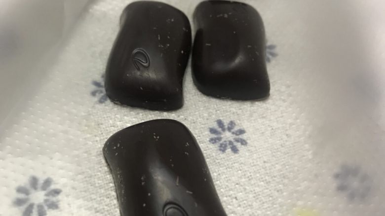 旺旺挤挤包,取四小块巧克力放进裱花袋,袋口打结
