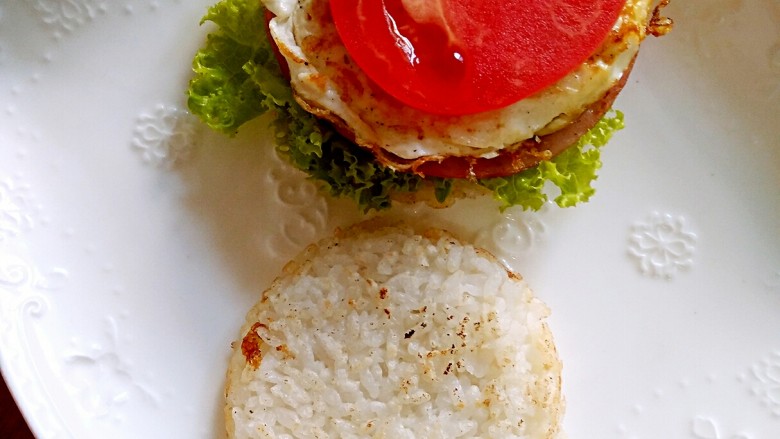 米汉堡(剩米饭的满血复活),食材煎好后取出装盘,叠好。