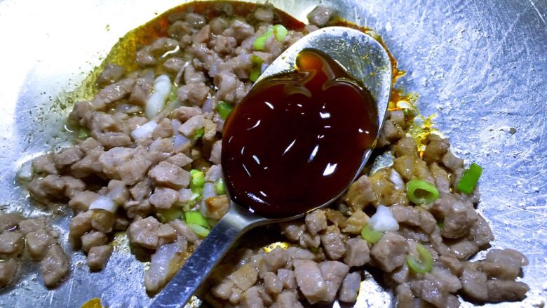 清爽可口解油腻的肉末小白菜,放入<a style='color:red;display:inline-block;' href='/shicai/ 721'>蚝油</a>炒匀