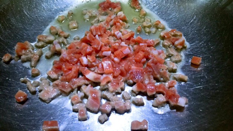 清爽可口解油腻的肉末小白菜,锅内放10克油烧热,放入肉丁翻炒至变色