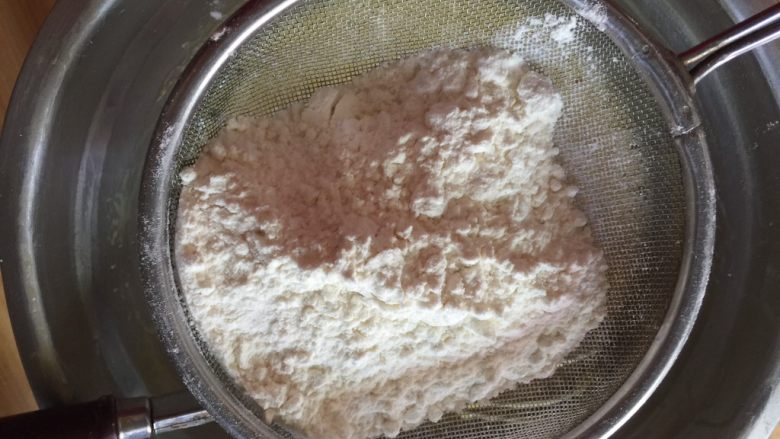棒棒糖戚风蛋糕,过筛加入低粉搅拌均匀