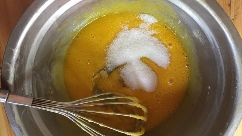棒棒糖戚风蛋糕,加入30g细砂糖搅拌均匀
