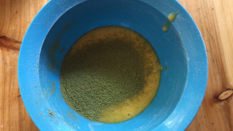 棒棒糖戚风蛋糕,将其中两份分别过筛加入抹茶粉和红曲粉分别搅拌均匀待用