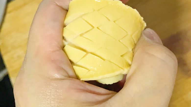 狗年旺旺,年夜饭系列8️⃣《蚝豆8头鲍》,刀痕是如图的菱形块儿,这样切几刀,便于入味。